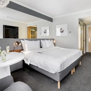 The front of the Radisson hotel London room picture with a double bed